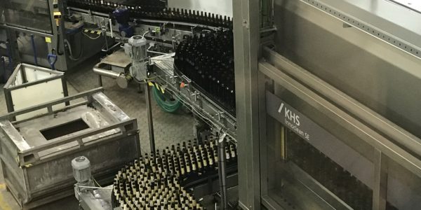 Конвейер на пивоваренном заводе в Карловых Варах: на бутылки клеят этикетки