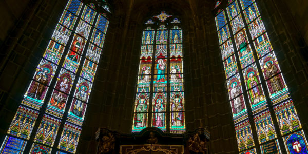 Окна с цветными витражами в соборе Святого Вита