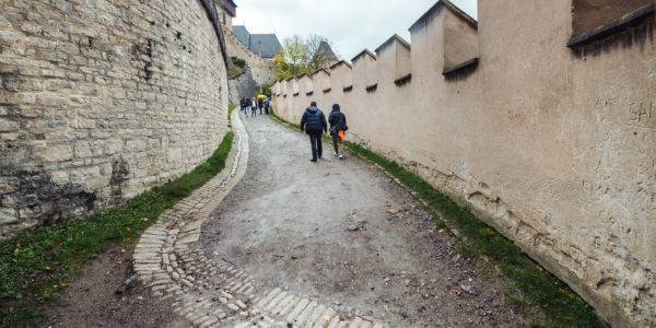 За оборонительной стеной внутри замка Карлштейн