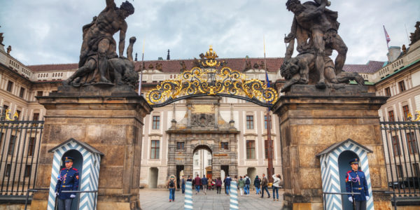 Вход в Пражский град — резиденцию чешского президента в настоящем и чешских королей в прошлом