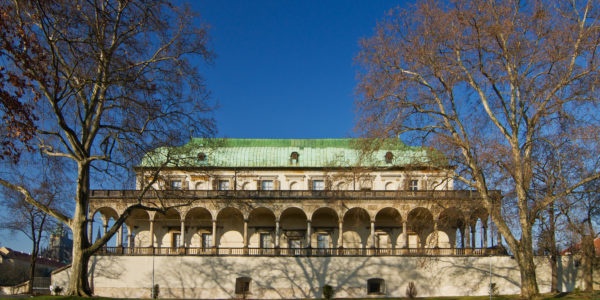 Летний дворец королевы Анны — Бельведер, вид со двора